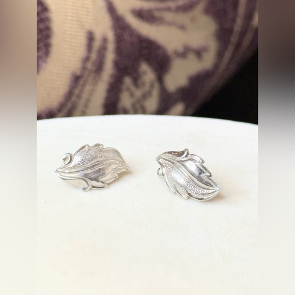 Jewelry - Vintage Silvertone Leaf Clip-On Earrings Sculptural Botanical Design